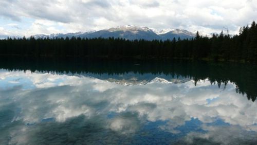 Jezero Herbert Lake s ranním zrcadlením
