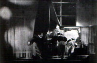Výjev z inscenace Hamlet III. aneb Být či nebýt čili Trůny dobré na dřevo, 1937