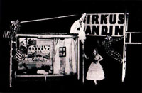 Výjev z Frejkovy inscenace Cirkus Dandin. Konstruktivistická scéna arch. A. Heythum.  (Zkušební scéna, 1925)