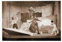 Výjev z Bouhélierova Dětského karnevalu. (Umělecké studio, režie V. Gamza, 1926)
