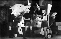 Výjev z obrazu Trojský kůň ze satirického pásma V+W Pěst na oko. (OD, režie J. Honzl, 1938)