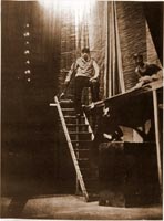 Výjev z Frejkovy inscenace hry J.M. Syngeho Hrdina západu (dada, 1928)